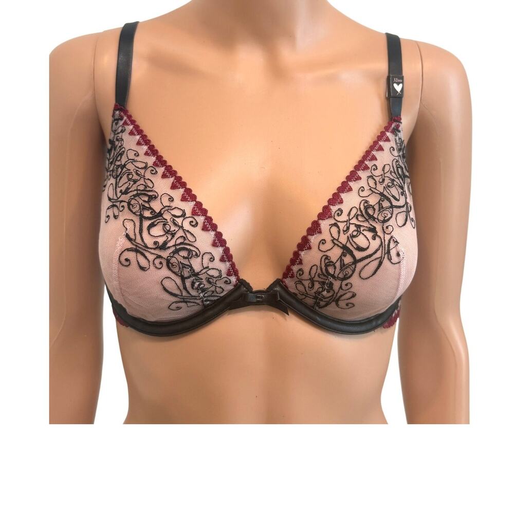 Victoria's Secret 32DD Very Sexy heart embroidered demi underwire bra BC3 3210